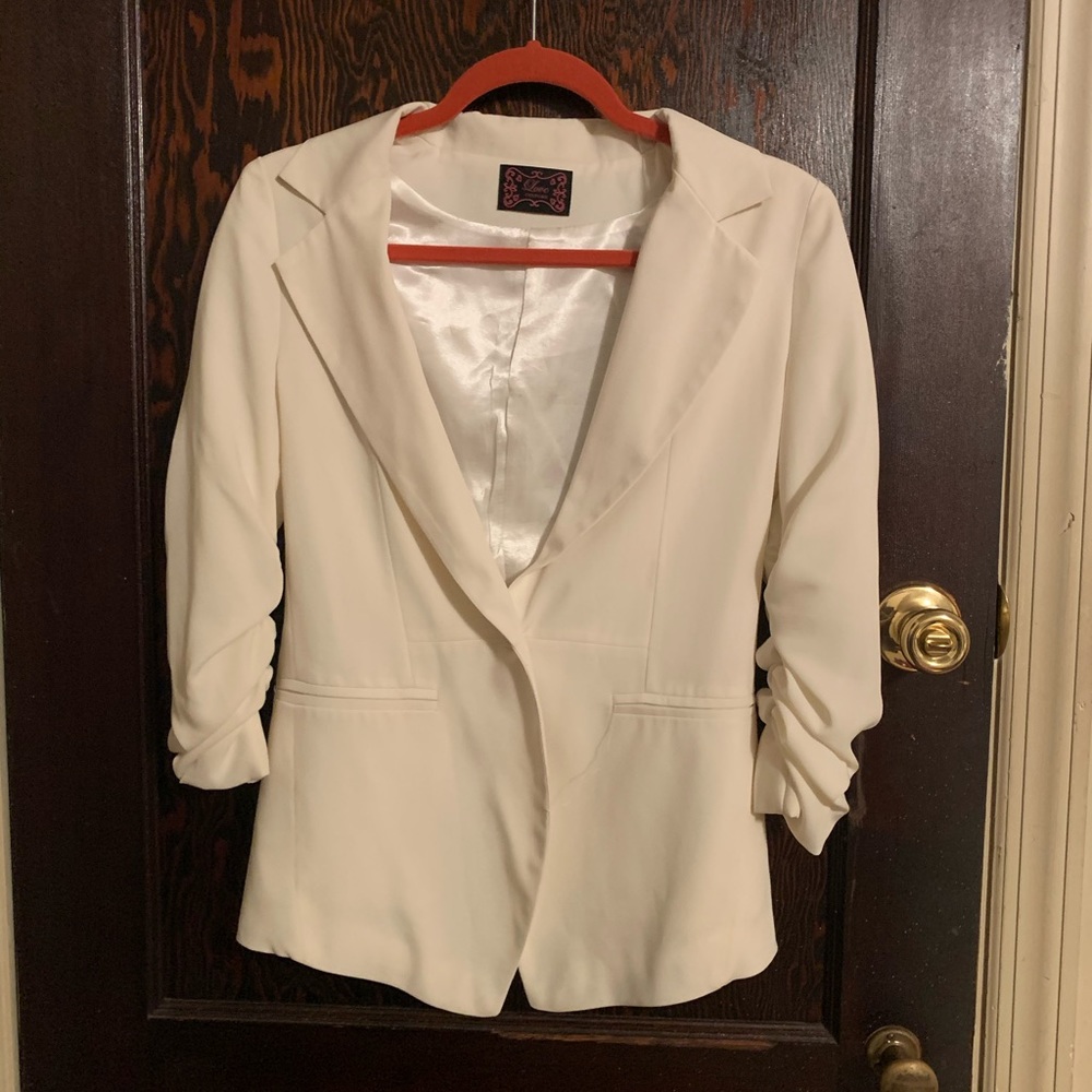 WHITE BLAZER